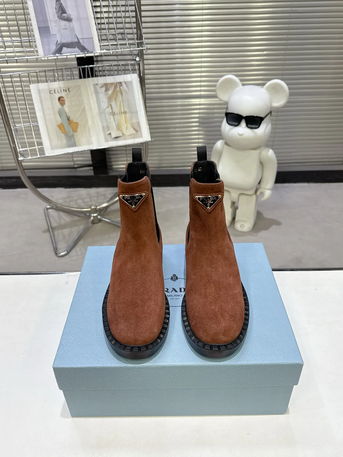 👟👟Ex-factory price 600👟👟 Prada thick-soled retro Martin boots. Elastic elastic, classic thick soles, with triangular buckle. Simple, elegant, fashionable and versatile. Fabric cowhide, open edge beaded cowhide. The lining is made of soft and delicate sheepskin, and the foot feels comfortable. The rubber mold is non-slip and lightweight. Original package sole. Standard size: 35-40. Order 41